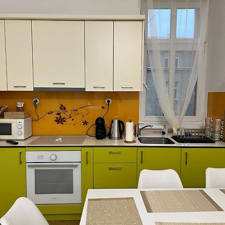 Main Street Retreat Apartment With Free Parking Сараево Экстерьер фото