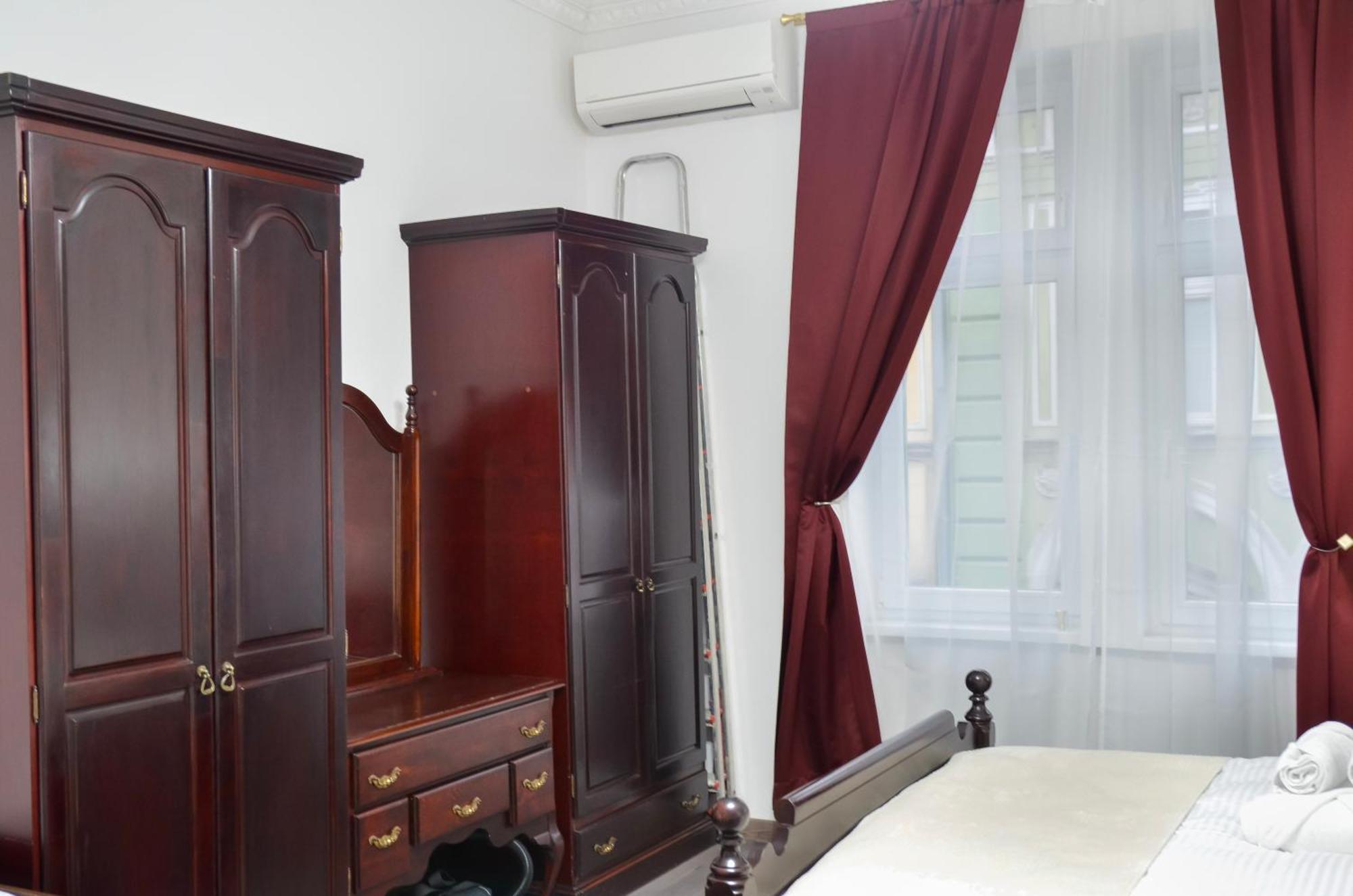 Main Street Retreat Apartment With Free Parking Сараево Экстерьер фото