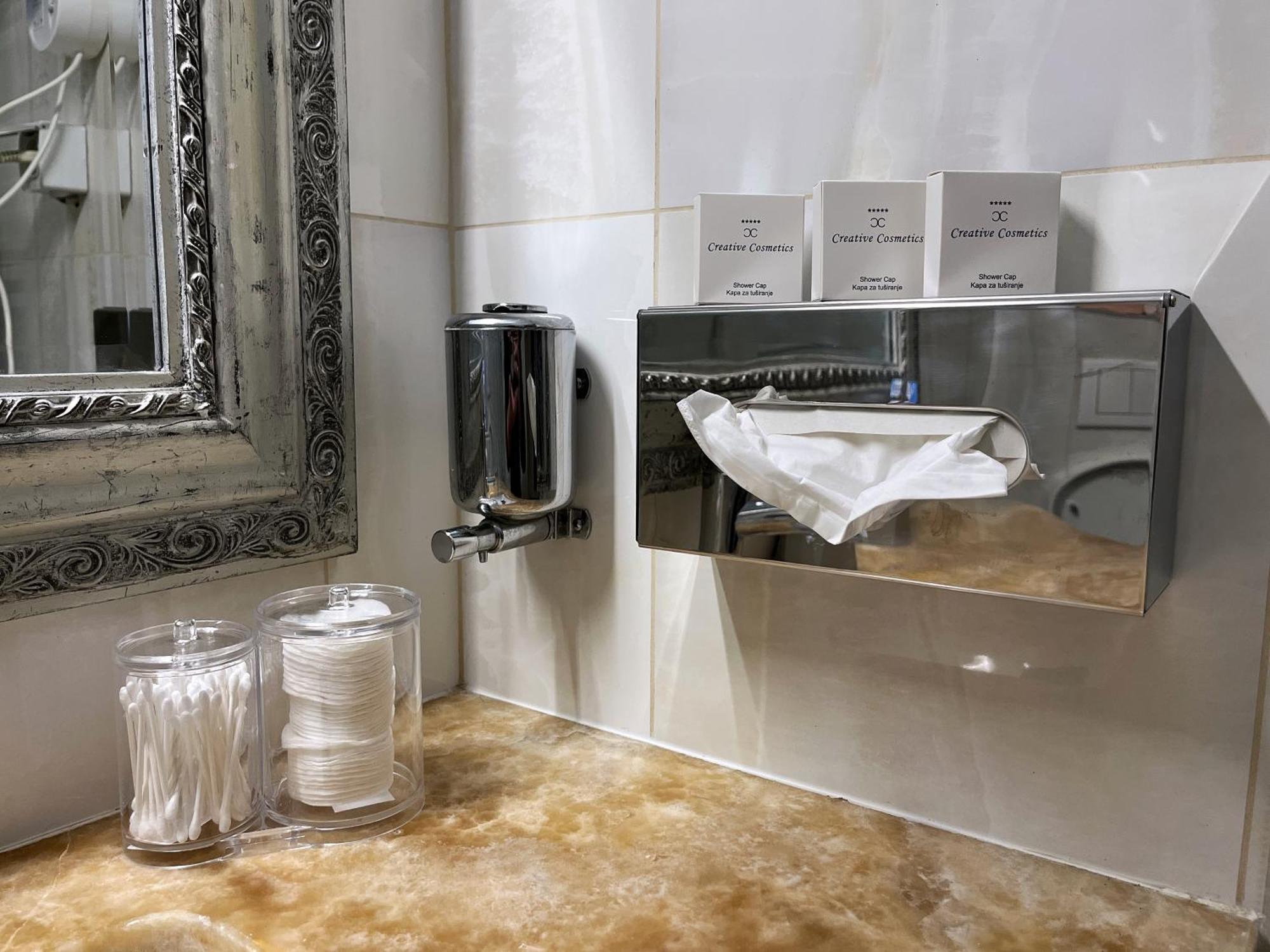 Main Street Retreat Apartment With Free Parking Сараево Экстерьер фото