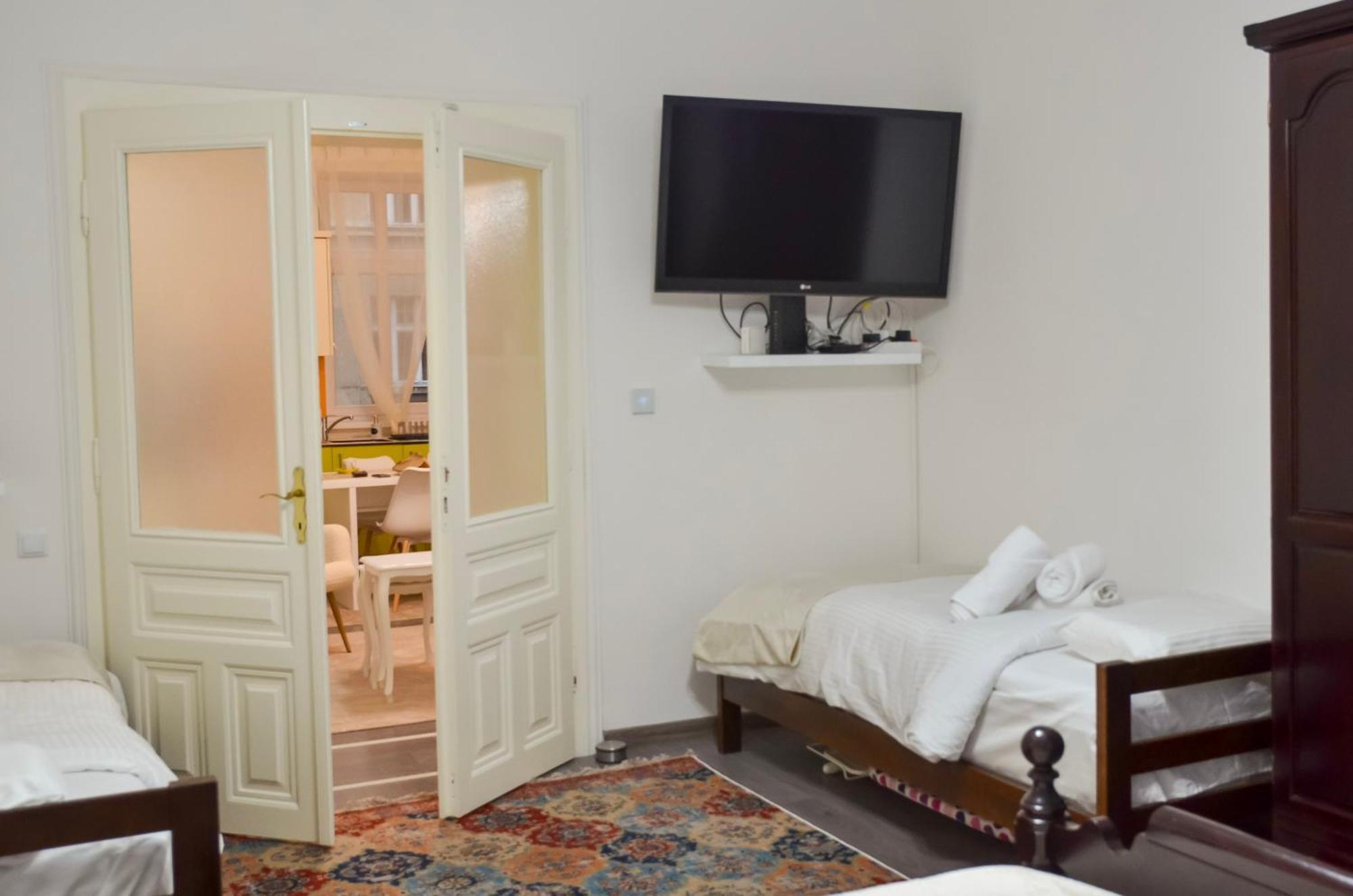 Main Street Retreat Apartment With Free Parking Сараево Экстерьер фото
