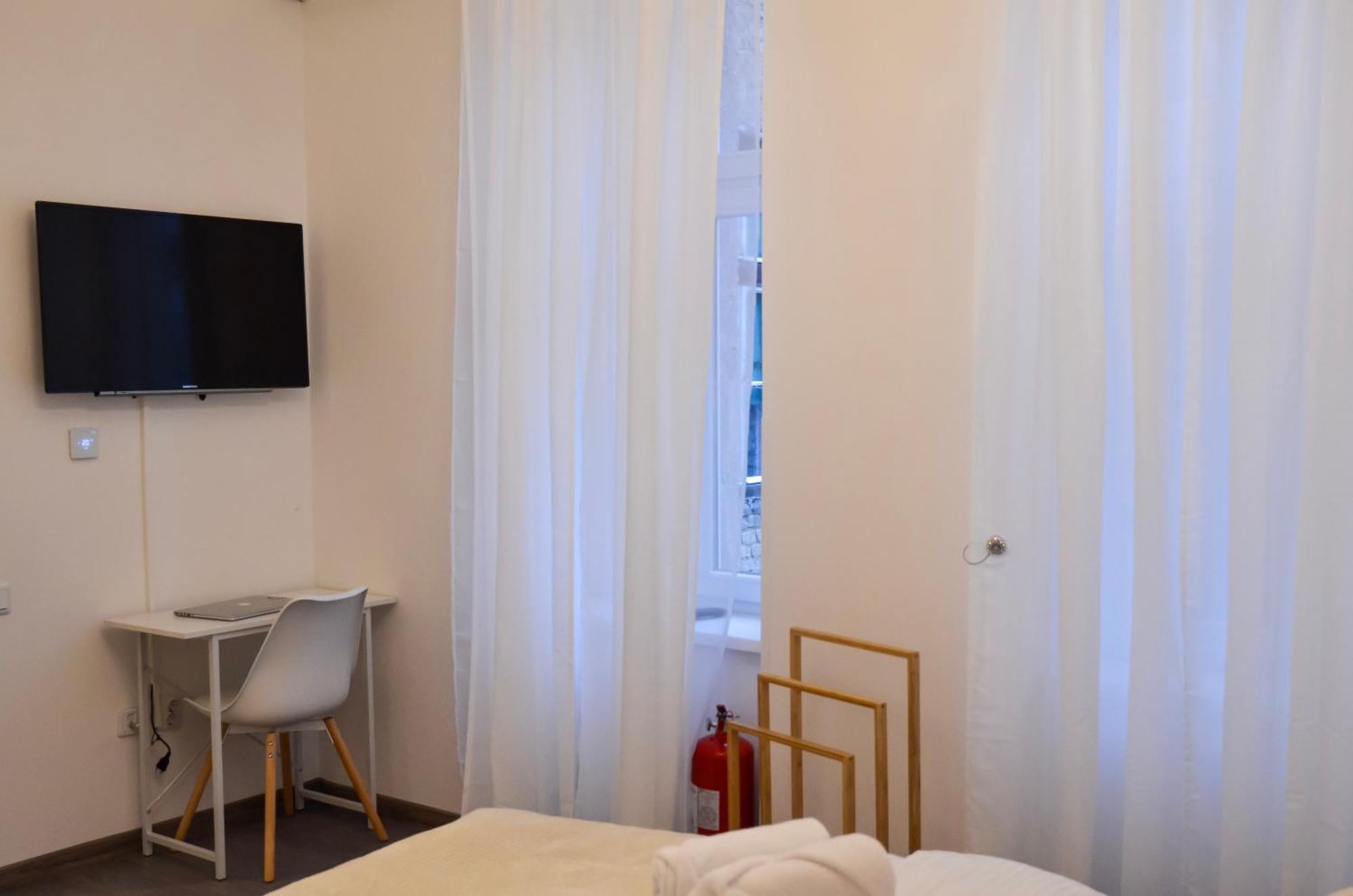 Main Street Retreat Apartment With Free Parking Сараево Экстерьер фото