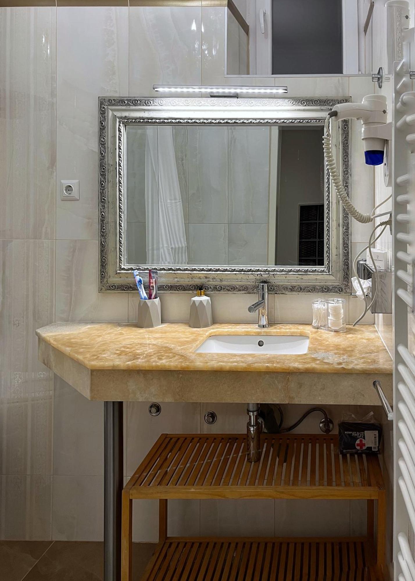 Main Street Retreat Apartment With Free Parking Сараево Экстерьер фото