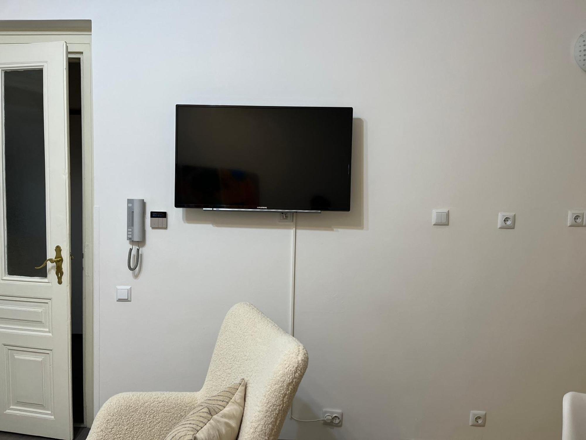 Main Street Retreat Apartment With Free Parking Сараево Экстерьер фото