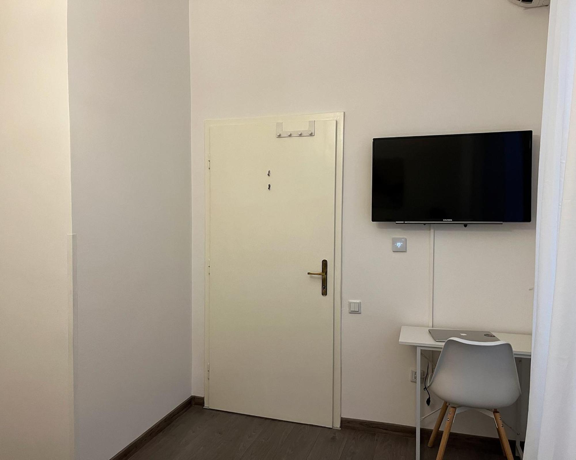 Main Street Retreat Apartment With Free Parking Сараево Экстерьер фото