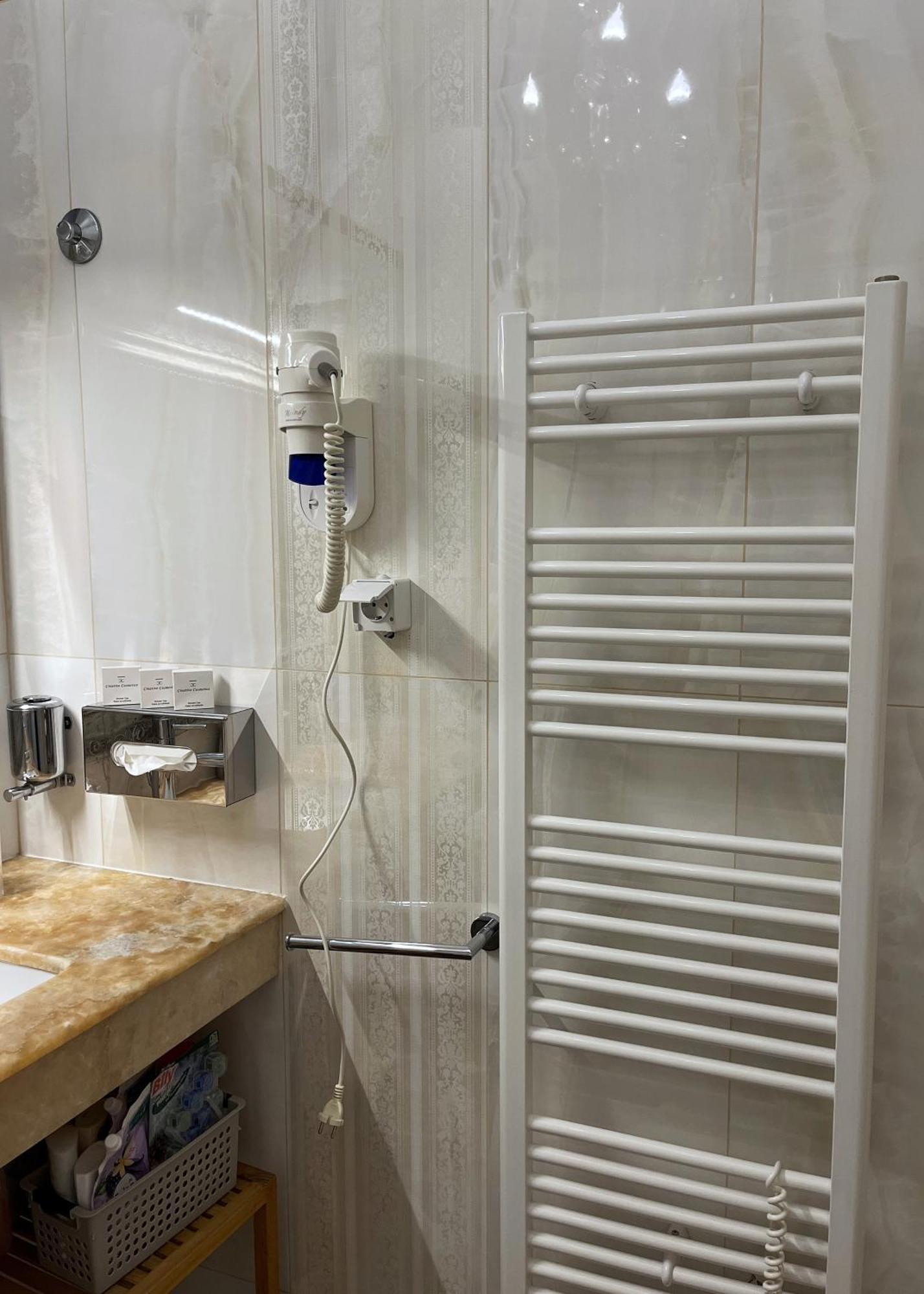 Main Street Retreat Apartment With Free Parking Сараево Экстерьер фото